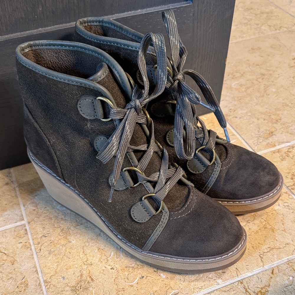 Lace-Up Wedge Ankle Boots in army green size 8
